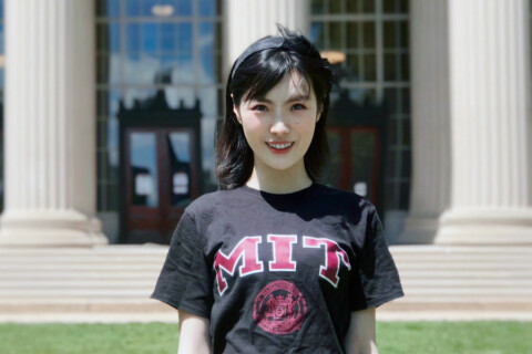 Carina Letong Hong smiles while wearing an MIT t-shirt