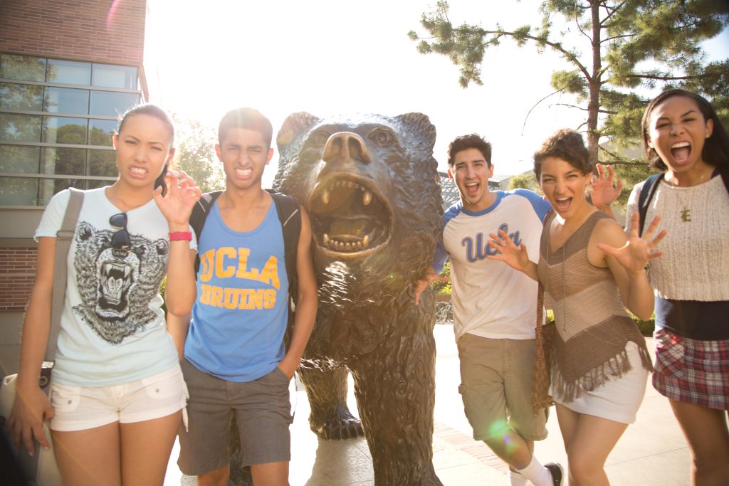 Gourp of UCLA students posing with the UCLA Bruin Bear statue.