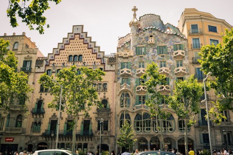Photo of facades of Casa Battló and Casa Amatller from street.